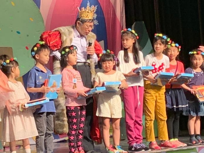 台北市長柯文哲著國王裝，和兒童一起慶祝兒童節。 (圖/記者吳承翰攝)