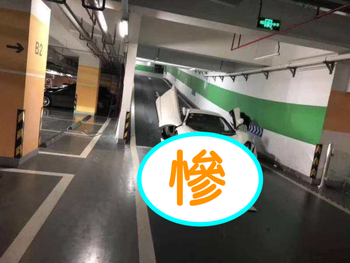▲中國大陸網路上近來瘋傳一張「麥拉倫」（McLaren）超跑慘毀的照片，一台價值千萬的白色超跑麥拉倫，硬生生「卡」在地下停車場的坡道上。（圖／翻攝自 CarNewsChina.com）