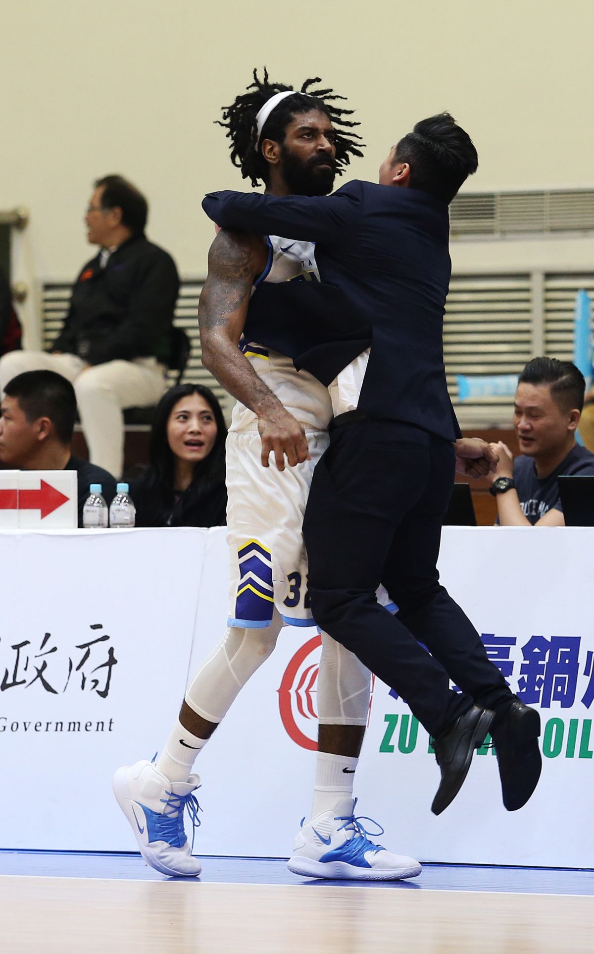 ▲達欣洋將梅奧(左)完成絕殺，達欣主帥范耿祥興奮擁抱。（圖／籃協提供）