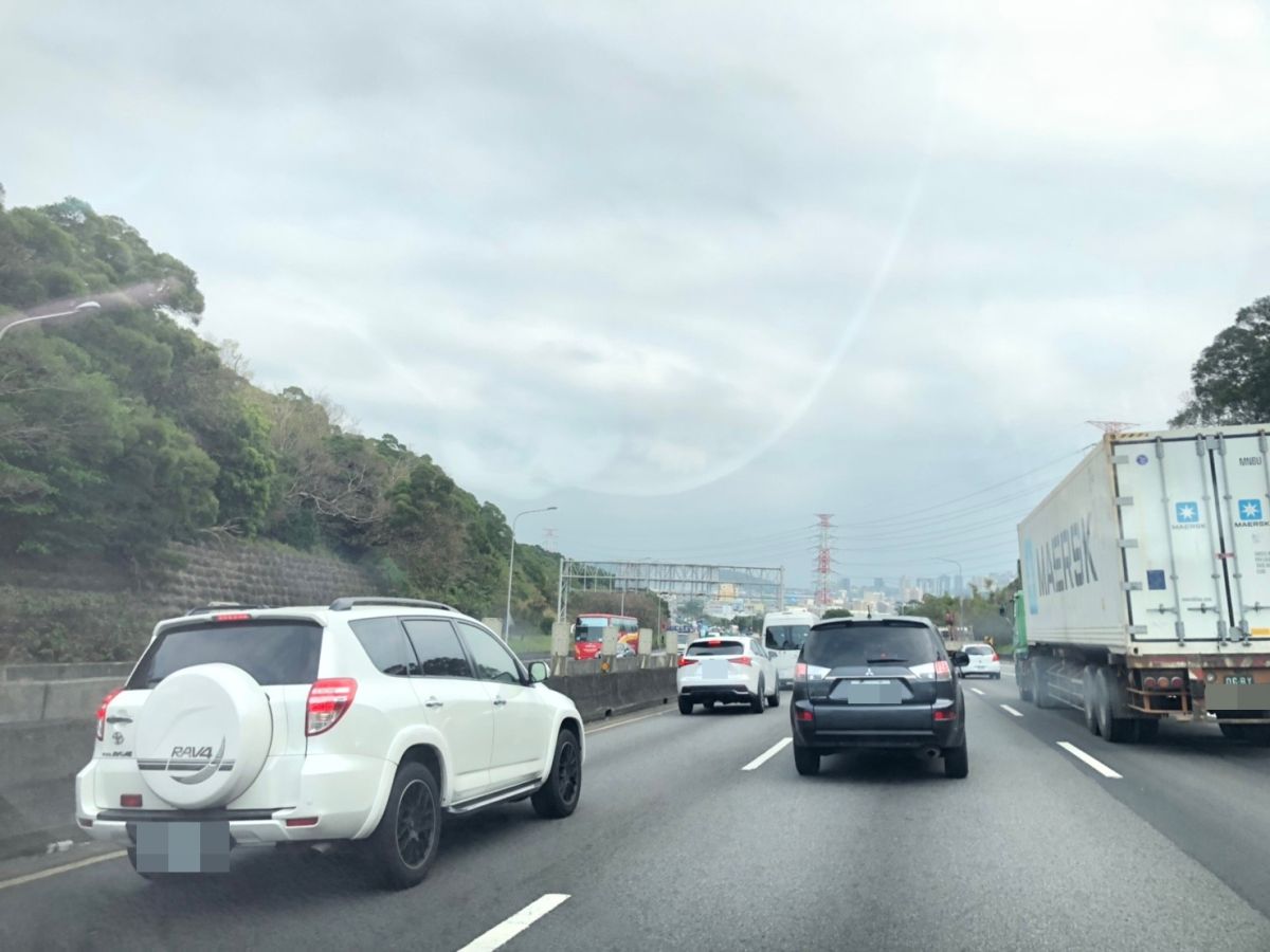 ▲清明節連假第2日，也是清明節，因此一早國道就擠滿掃墓及旅遊車潮，高公局也公布5大地雷路段曝光。（圖／NOWnews資料照片）