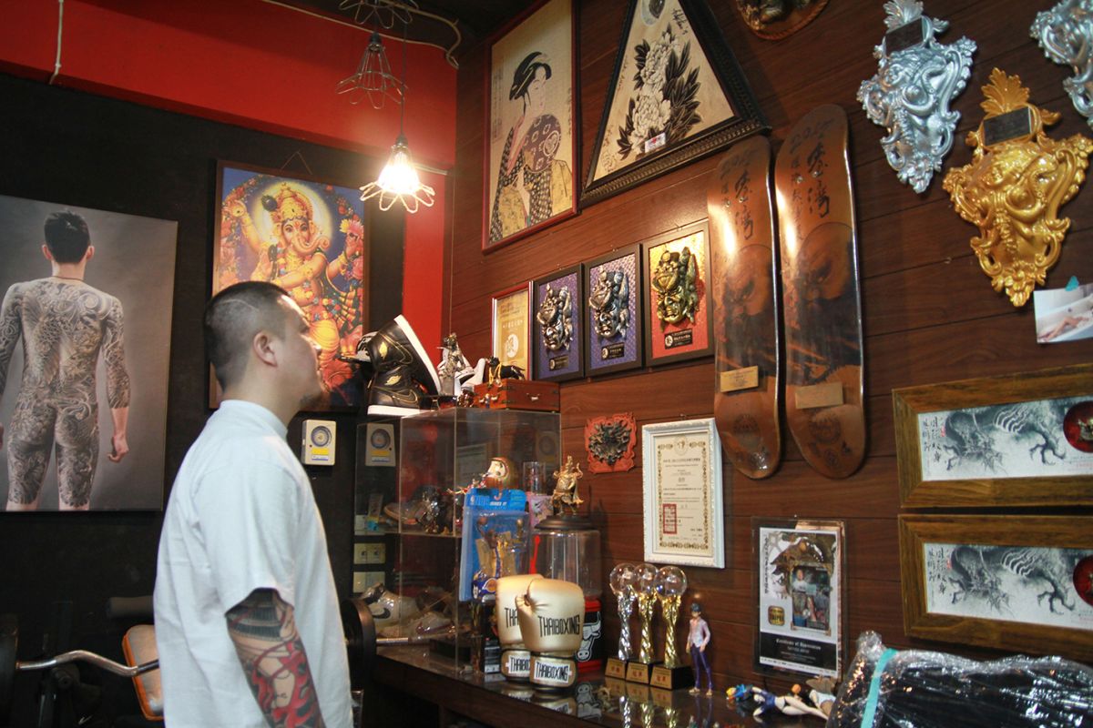 ▲簡世旻的店裡擺放著自己在國際刺青比賽中的獎章及獎座，現在的他，隨時都做好準備應戰。（圖／記者鄭志宏攝）