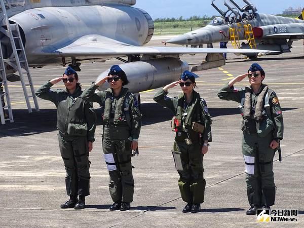 ▲2018年7月18日，空軍二代戰機女性飛行員首次同場亮相。（圖／記者呂烱昌攝 ）