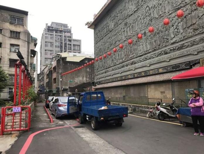 新竹市一名張姓男子5日凌晨駕駛偷來的小貨車，遇警方攔查拒檢逃離，途中撞倒騎乘機車的前央行總裁彭淮南兄長，再撞上路邊轎車後棄車逃逸，但張男仍難逃法網遭逮。（翻攝畫面）中央社記者魯鋼駿傳真　108年4月5日
