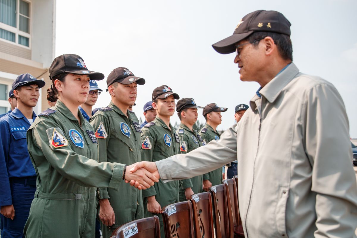 ▲國防部長嚴德發5日前往澎湖地區視導「天駒部隊」，實地了解防空任務戰備情形，並轉達蔡英文總統對於國軍官兵捍衛領空的肯定與嘉許。（圖／軍聞社提供, 2019.4.5）