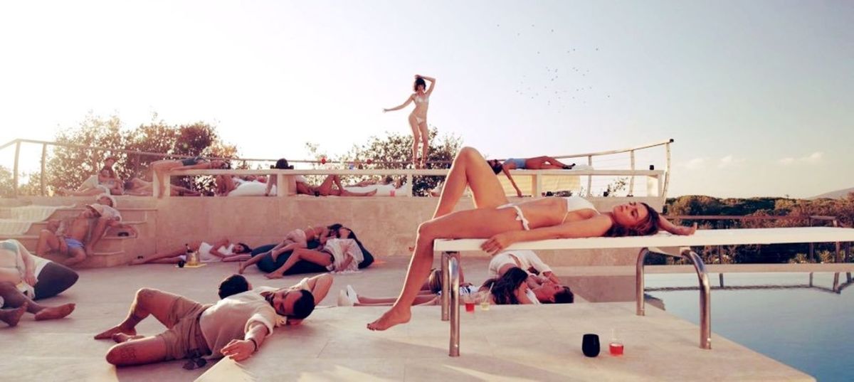 ▲數百名辣妹登島開趴。（圖／海鵬）