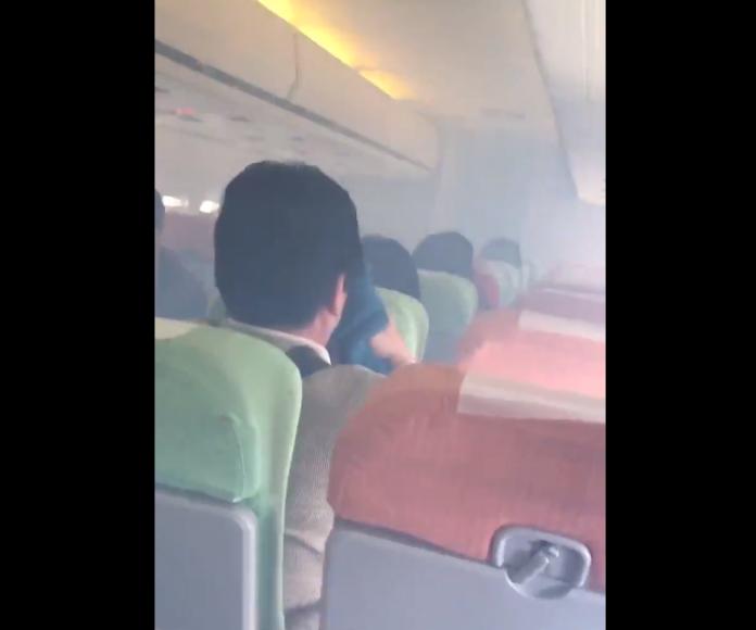 ▲遠航飛日新潟航班降落後機艙內突冒濃煙，許多民眾被嗆到咳嗽。（圖／翻攝自twitter@yoshipuji）