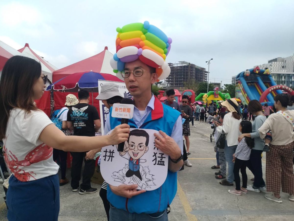 ▲邱一峰(右)表態角逐新竹縣第二選區立委選舉，積極爭取曝光、吸人氣。（圖／邱一峰提供）