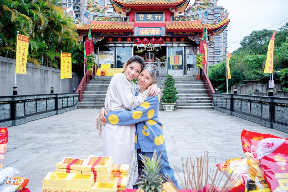 ▲李千那（左）、陸弈靜演出《老鼠捧茶請人客》。（圖／民視提供）