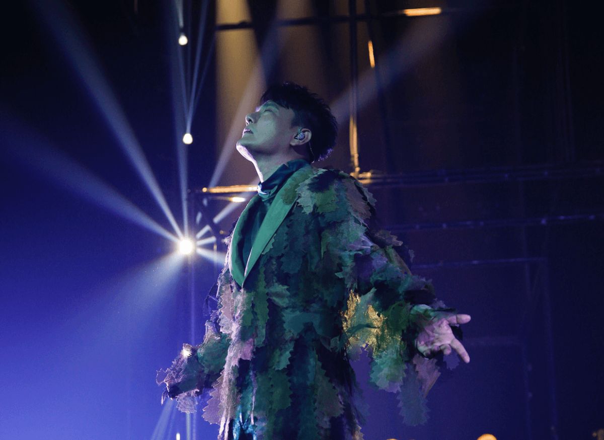 ▲張信哲在演唱會上端出驚喜環節，吊足粉絲胃口。（圖／潮水音樂提供）
