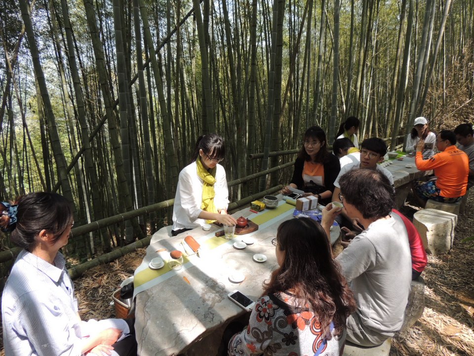 ▲瑞里孟宗竹林綠色隧道社區推動為產業觀光新亮點，提供民眾優質旅遊踏青、尋茶及茶席品茗。（圖／記者任禮清攝2019.04.07）