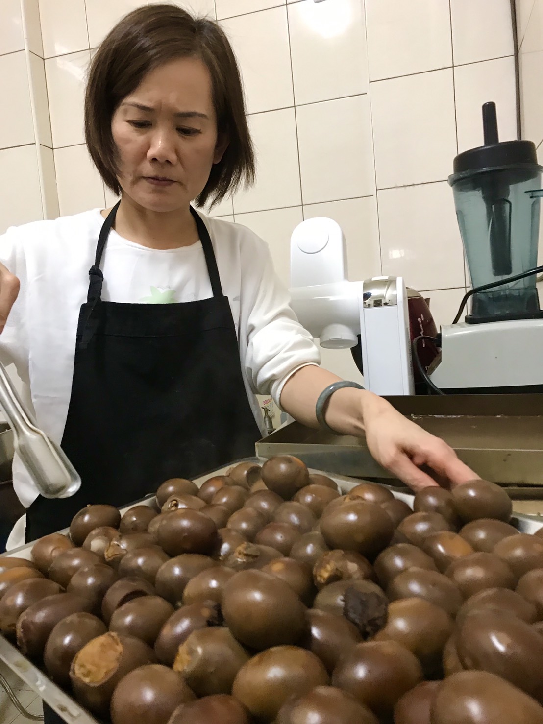 ▲真姐「ＱＱ鐵蛋」把一顆顆的蛋滷到反光發亮，製程繁複耗時，以Q 彈口感，香氣十足的「ＱＱ鐵蛋」也非浪得虛名。（圖／記者陳雅芳攝）