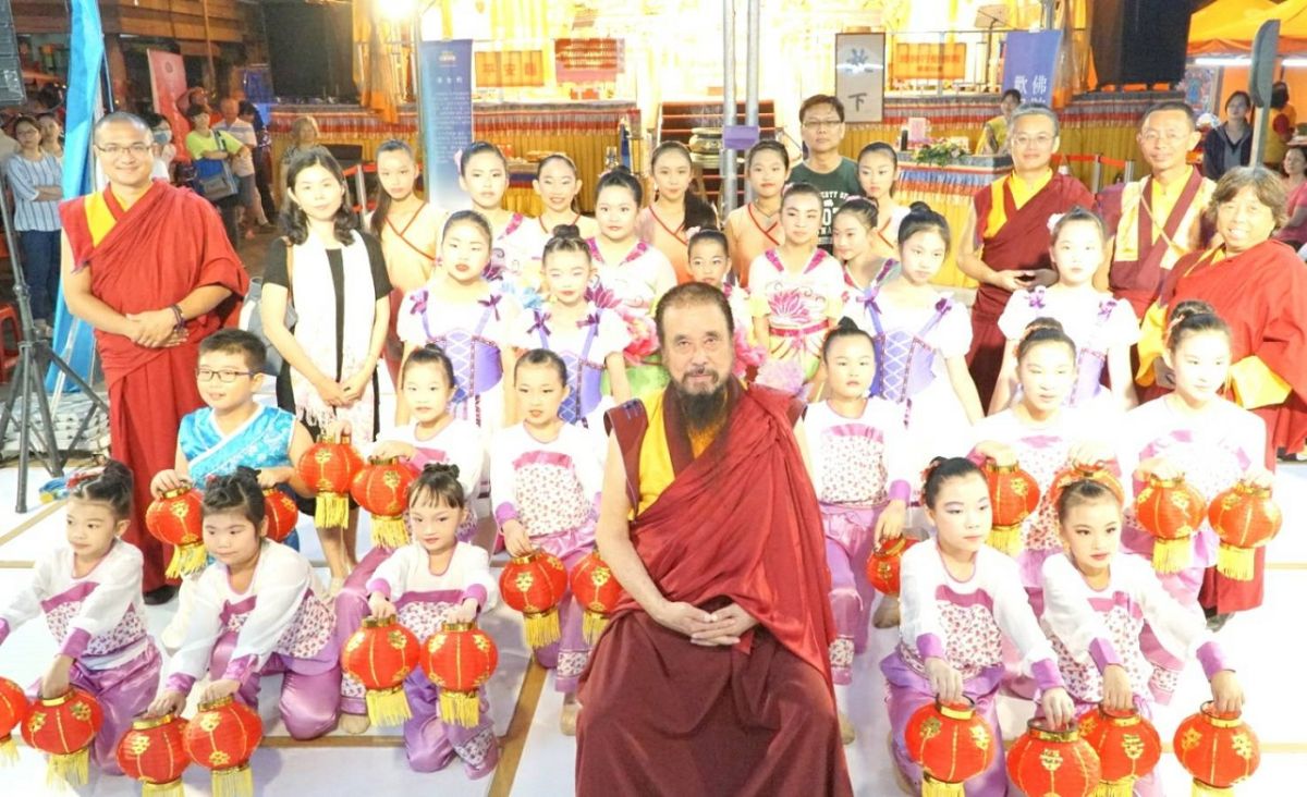 ▲世界佛教正心會恆性嘉措仁波且(中)與邱淑伶(後左二)老師帶領的東港鎮「小腳ㄚ舞蹈團」舞蹈供佛後合照。（圖／世界佛教正心會提供）