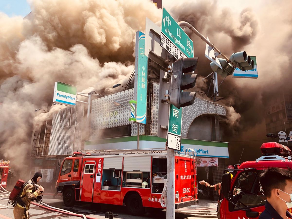▲台南市中山路大火，濃煙蔽天。（圖／記者陳聖璋翻攝）