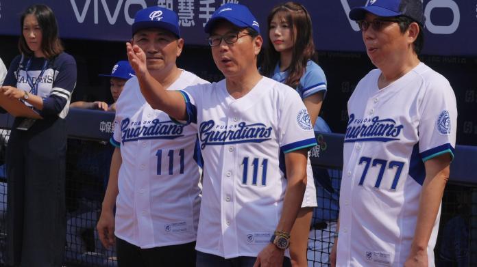 新北市長侯友宜與蔡明忠、蔡明興兩位董事長開球。（圖／吳政紘攝）