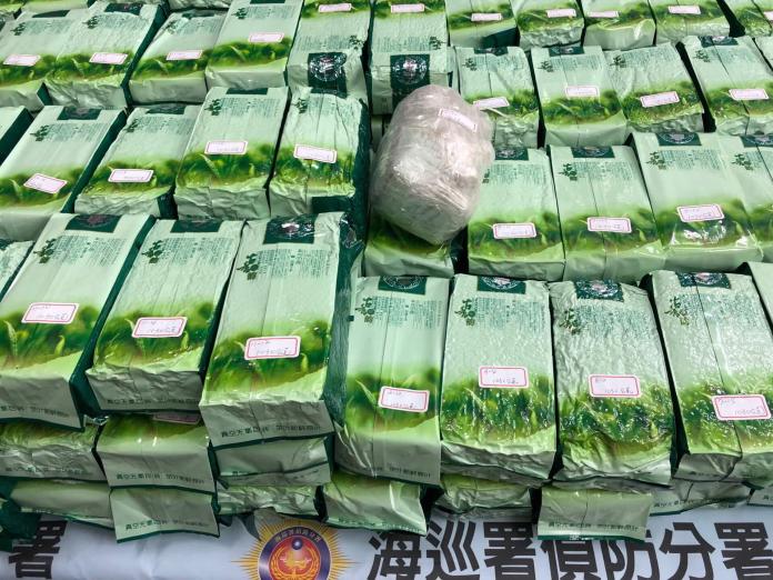 ▲價值3億2千萬元的320公斤毒品，以1公斤裝茶葉袋包裝。（圖／記者黃守作攝，2019.04.07）