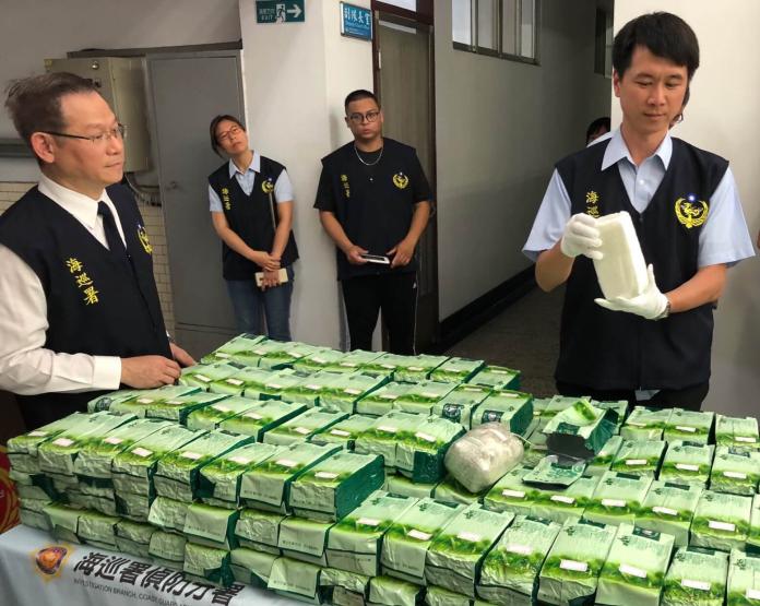 ▲海巡署偵防分署高雄查緝隊副隊長林益菘（右1）展示茶葉袋藏毒的情形。（圖／記者黃守作攝，2019.04.07）