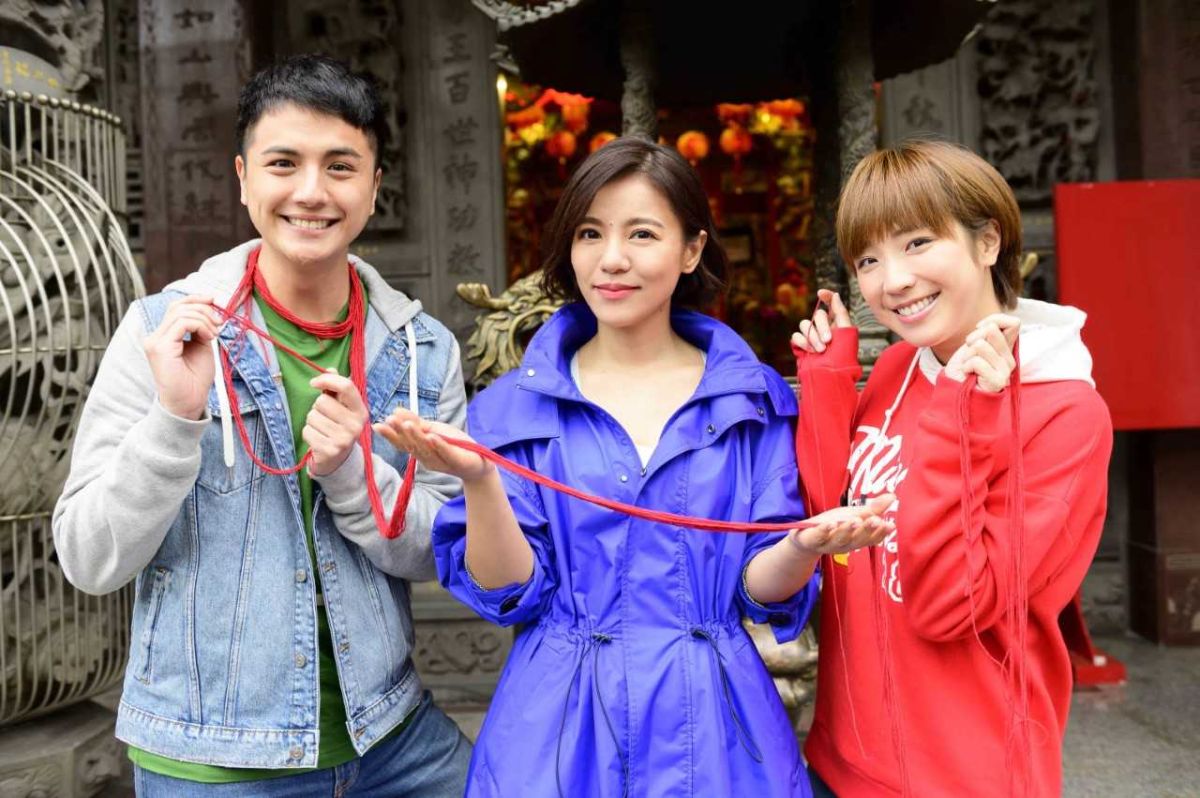 ▲ 丁噹（中）替梁舒涵（右）、曾子余牽起愛的連線。（圖／TVBS提供）