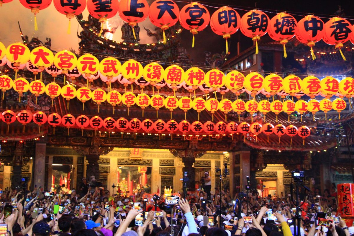 ▲大甲鎮瀾宮媽祖遶 境起駕，湧入數萬人潮爭拍盛大場面。（圖／柳榮俊攝，2019.4.7)