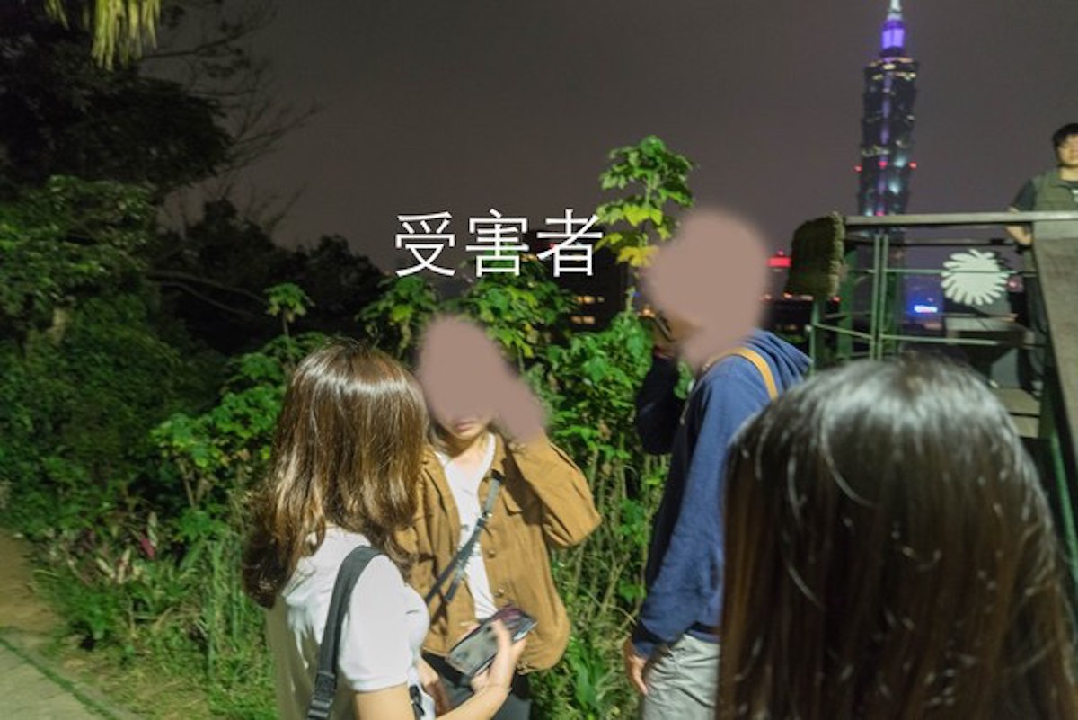 ▲一對 20 歲左右的大學生情侶，昨天晚間到象山賞夜景，不料卻在觀景台附近遇到一名身穿風衣的中年男子，持水果刀威脅他們：「不給錢、就被捅！」（圖／翻攝自臉書「信義區三兩事」）