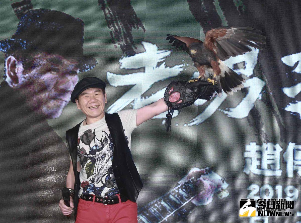 ▲趙傳-老男孩ROSE IN THE ROCK 30週年演唱會發佈記者會，記者會上也準備老鷹象徵趙傳唱歌依舊勇猛。（圖／記者葉政勳攝 , 2019.04.08）