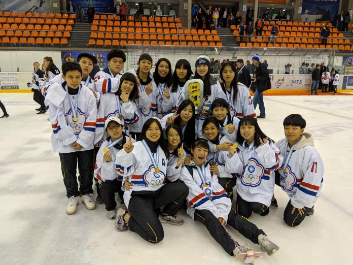 ▲中華女子冰球隊勇奪芬蘭2019世界女子冰球錦標賽冠軍。（圖　／取自Chinese Taipei Ice Hockey Federation 中華民國冰球協會臉書）