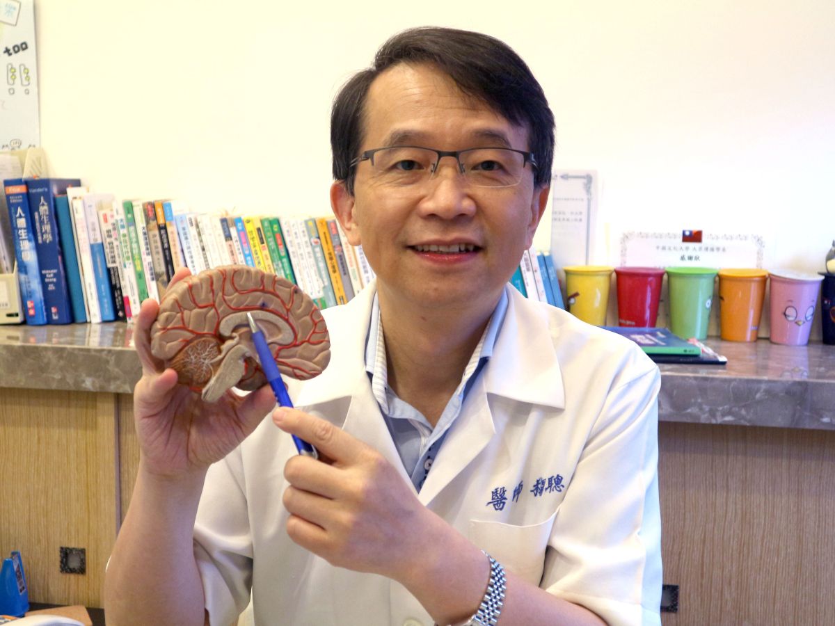 ▲開業精神科醫師楊聰財表示，妥瑞氏症是一種大腦的疾病，通常成年之後有一半患者的症狀會緩解，得靠藥物及教導減壓緩解。（圖／NOEnews資料照片，楊聰財醫師提供）