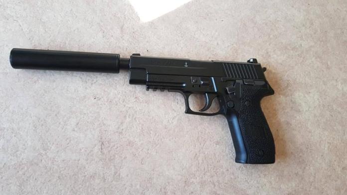 ▲槍口加裝滅音管的SIG Sauer P226手槍。（ 圖／翻攝自SIG Sauer 網站）