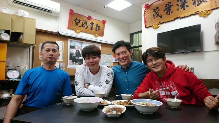 ▲李易、顏永烈帶「亞洲廚神」Jason Wang（王凱傑）吃遍台南鱔魚美食。（圖／三立提供）