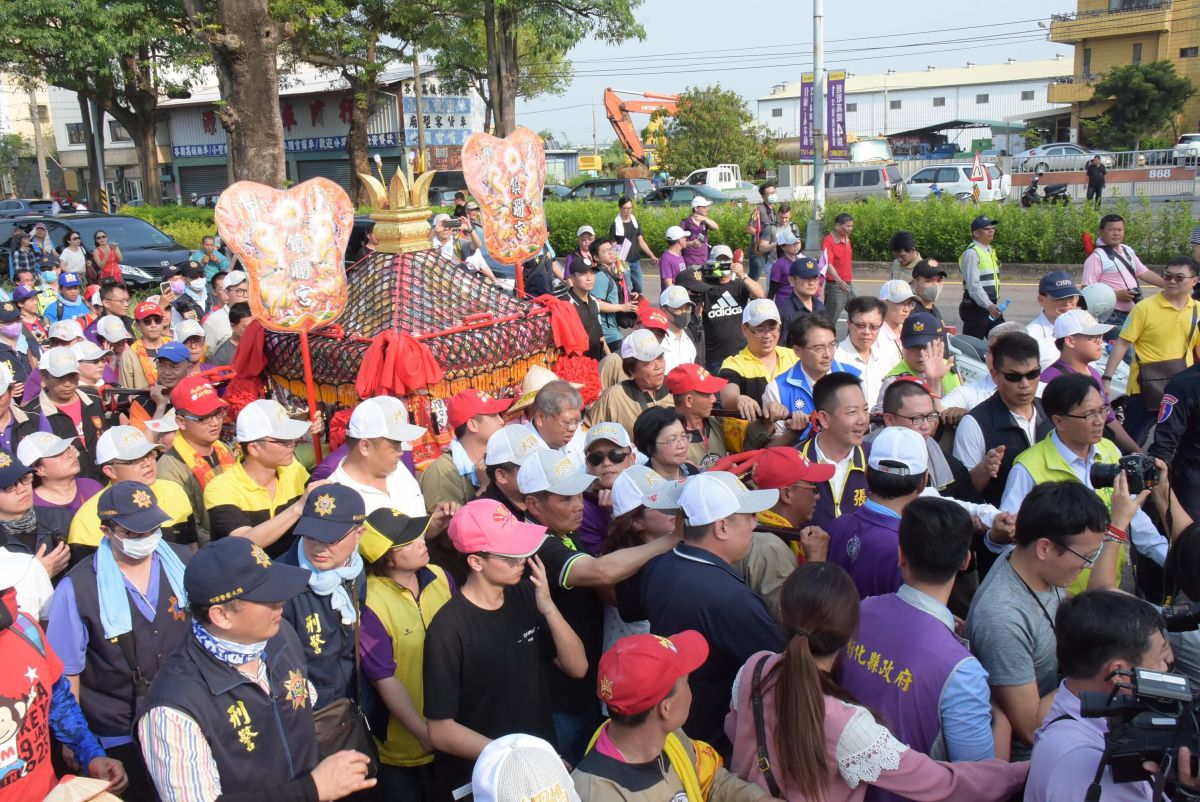 ▲大甲鎮瀾宮媽祖遶境近10萬媽祖大軍浩浩蕩蕩橫跨大肚溪進入彰化縣。（圖／記者陳雅芳攝，2019.04.08）