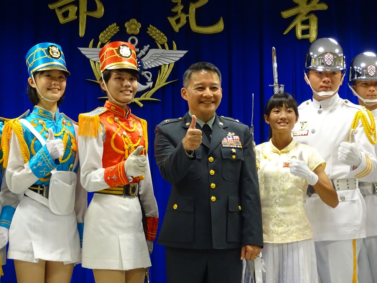 ▲國防部政戰局文宣心戰處樓偉傑少將，與高級中等學校儀隊競賽代表合影。（圖／記者呂炯昌攝, 2019.4.9）