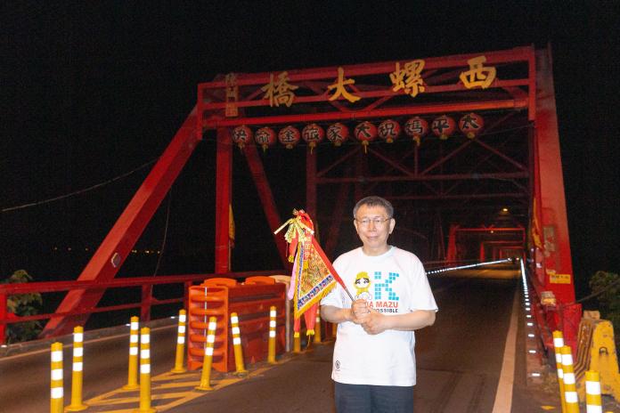 台北市長柯文哲參加媽祖繞境活動，９日抵達西螺。（圖 / 柯粉俱樂部提供）