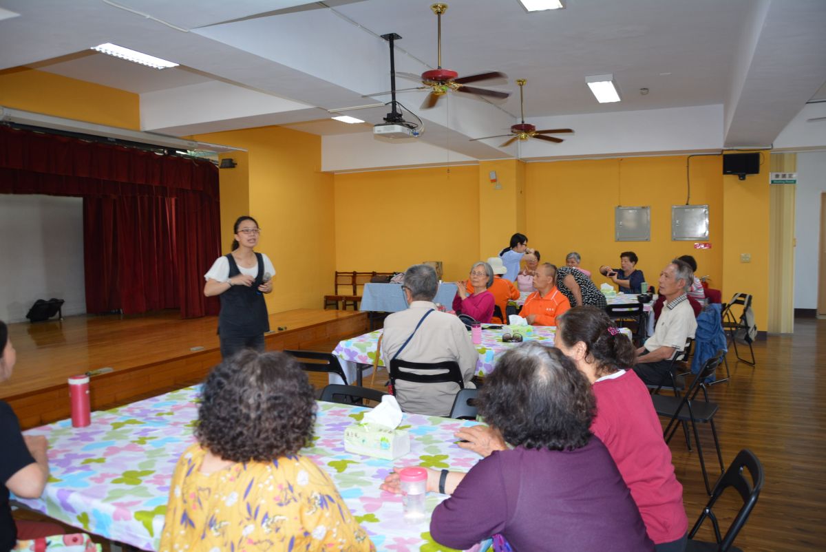 ▲治療師教長輩活化五感，預防退化。（圖／記者郭政隆攝影2019.4.9）