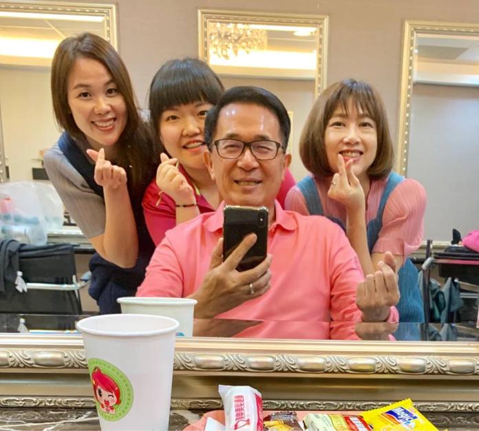 陳水扁和3妹子甜笑比愛心合照　宅神轟：說好的手抖呢？

