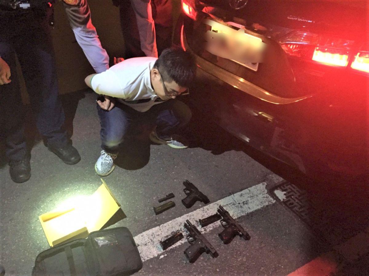 ▲竹北派出所所長陳昭佑與同仁路上攔查可疑車輛，起出3把改造槍枝與子彈。（圖／竹北派出所提供）