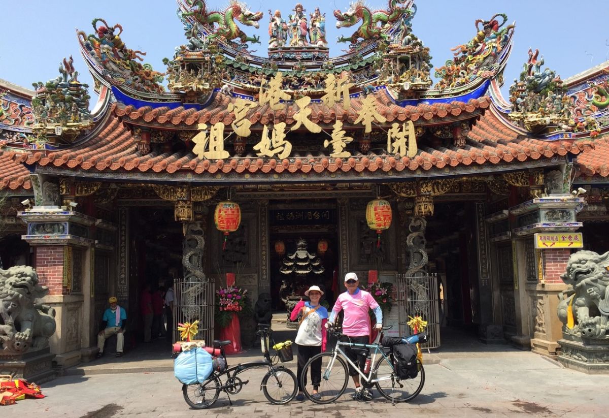 ▲來自香港，64歳的退休公務員鄧耀雄先生(右)與友人一起，以單車陪同大甲媽南下平安遶境。（圖／記者陳惲朋攝 , 2019.04.09）