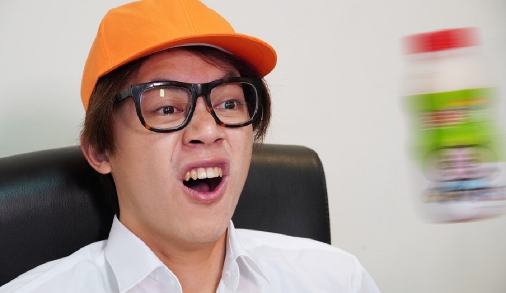 ▲HowHow也跟風！兒童節耍反差萌，網紅們穿制服找童趣。（圖／翻攝自HowHow FB）