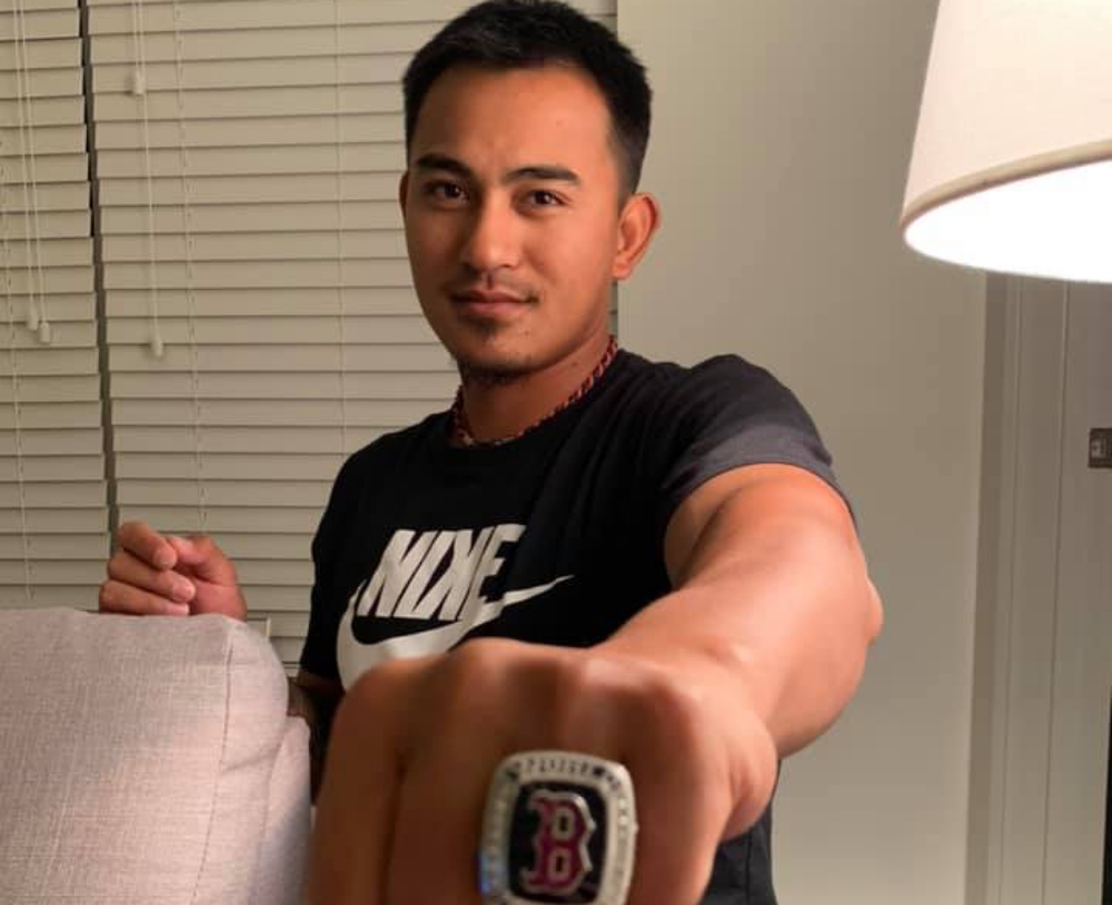 林子偉秀冠軍戒。（圖／取自林子偉臉書）