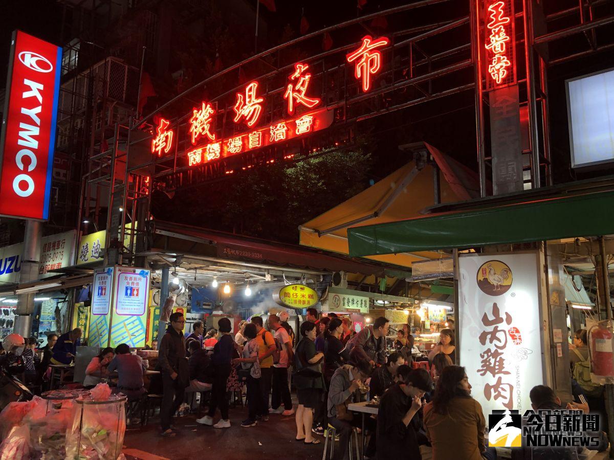 ▲南機場夜市以小吃聞名，許多人都慕名而來。（圖／記者陳致宇攝）