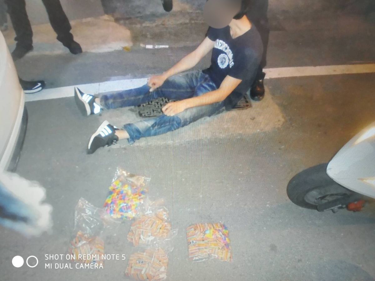 ▲戴姓嫌犯持有5大包、重達2公斤餘的毒咖啡包，警方依法送辦。（圖／三民派出所提供）