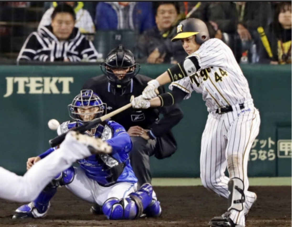 ▲阪神虎隊梅野隆太郎，上周才骨折，昨日就敲完全打擊。（圖／截自日經）