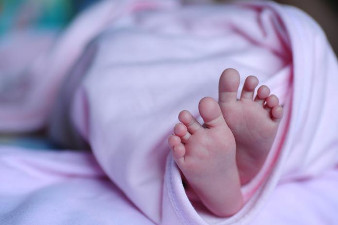 ▲罹癌護理師自爆12年調包5000嬰，原來又是「假新聞」。（示意圖／pixabay）