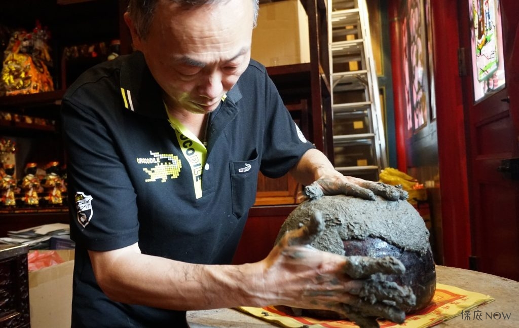 將防火土糊於火缸內外，成為保護層。（圖／記者蘇榮泉攝）