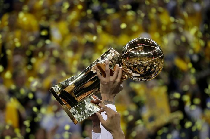 象徵NBA最高榮譽的賴瑞·歐布萊恩冠軍獎盃，將頒給每年季後賽的最終贏家。（圖／美聯社／達志影像）