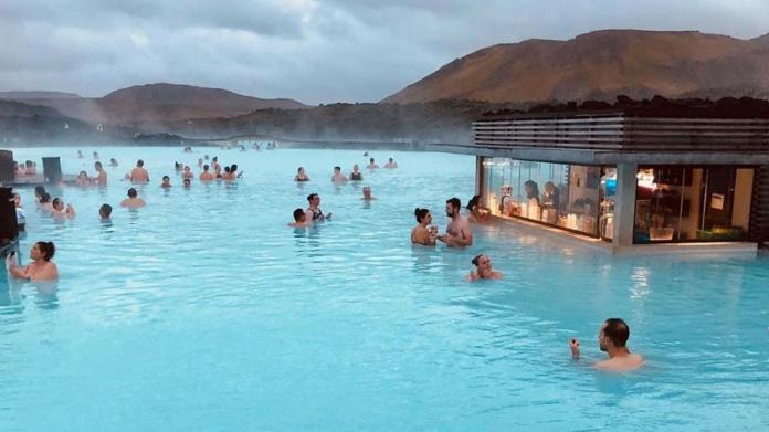 藍色溫泉池是許多觀光客來冰島必體驗的活動（圖／翻攝自BLUE LAGOON ISLAND粉專）