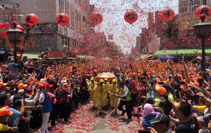 白沙屯媽祖鑾轎於朝天宮前三進三退。（圖／陳明安攝）