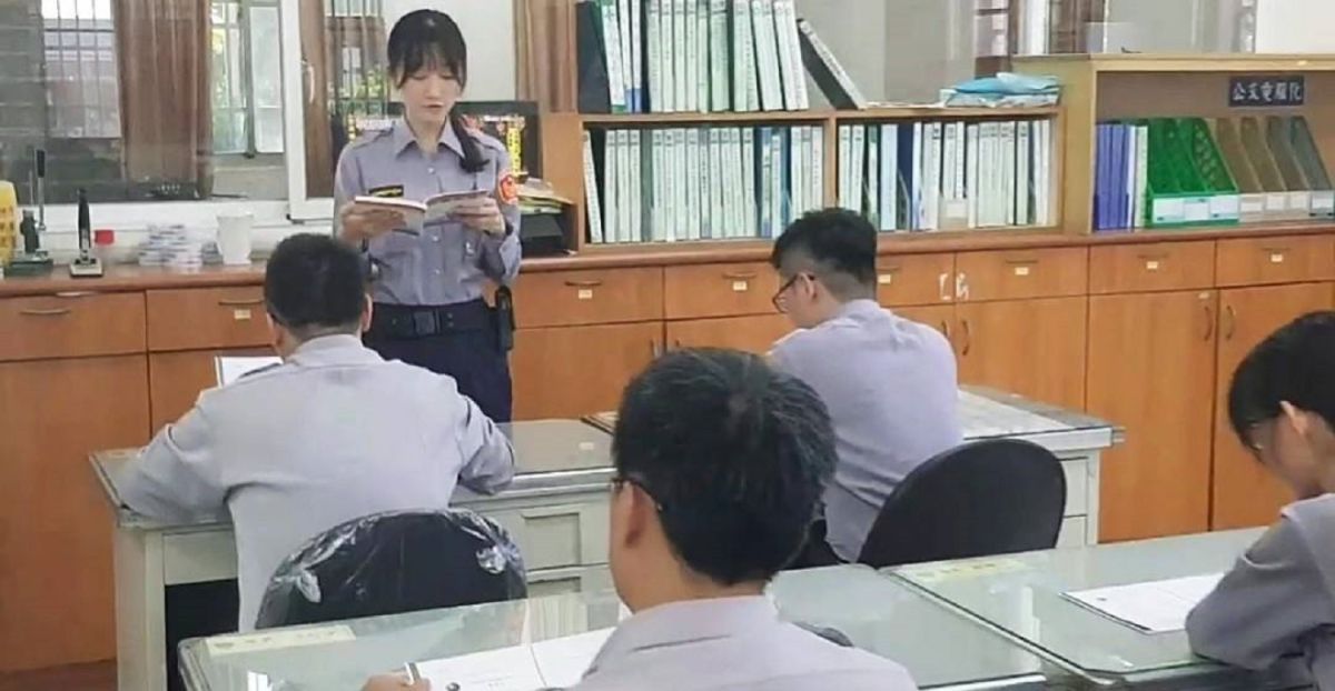 ▲小港分局桂陽路派出所所長許鐽騰為加強所內同事英語能力，規劃由英語系畢業的女警楊昭珊開辦英文能力加強班。（圖／記者郭凱杰翻攝，2019.04.11）