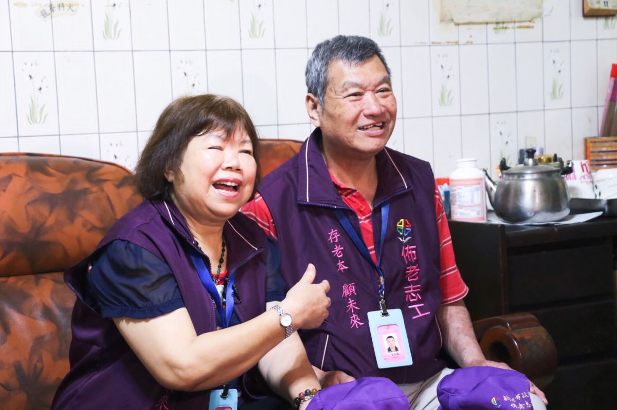 ▲新北市佈老志工秦鳳嬌（左）和丈夫余成龍（右）一同投入志工。（圖／新北市社會局提供）