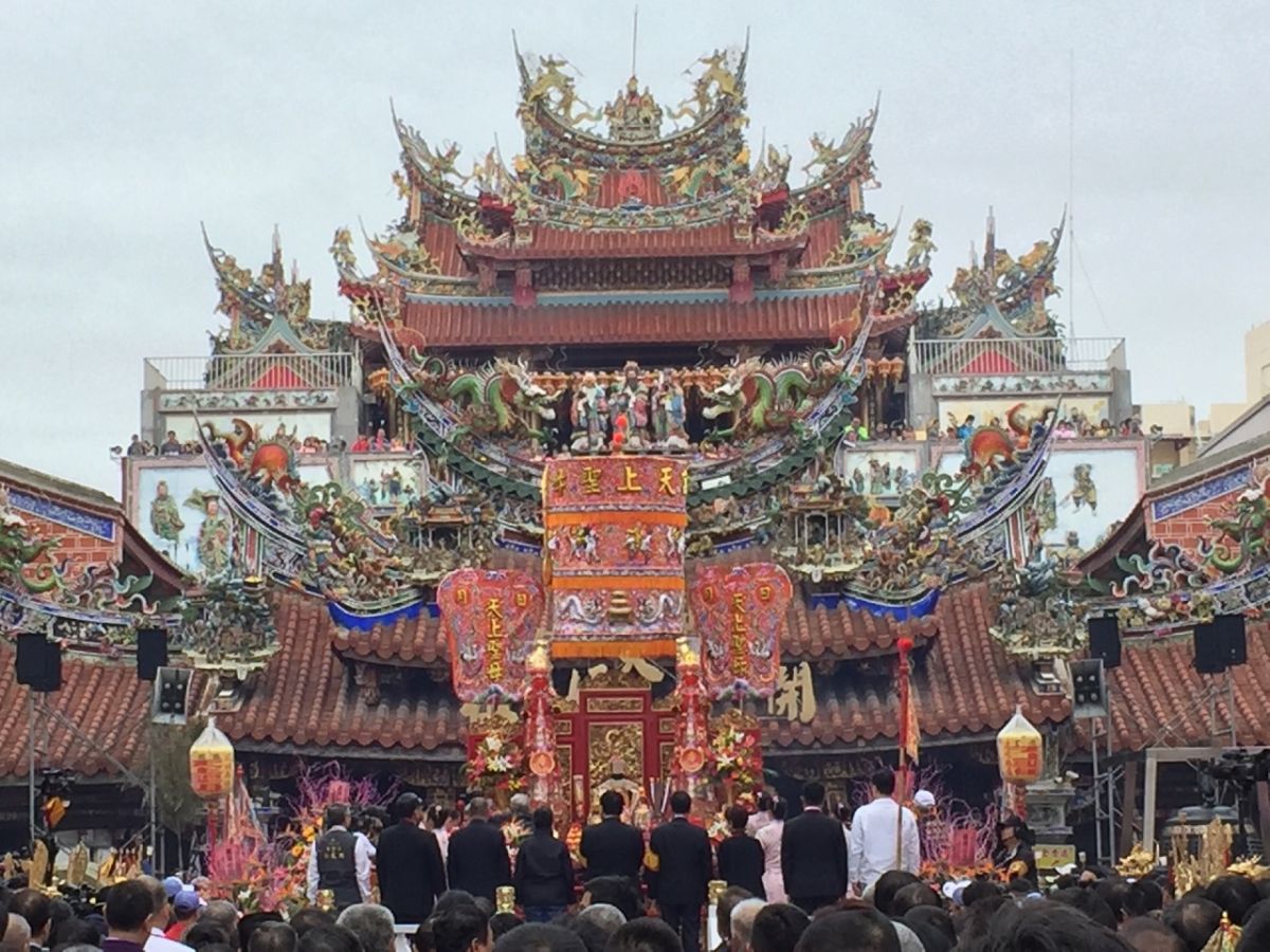 ▲萬民在嘉義新港奉天宮前廣場舉行媽祖祝壽大典。（圖／記者陳惲朋攝 ）