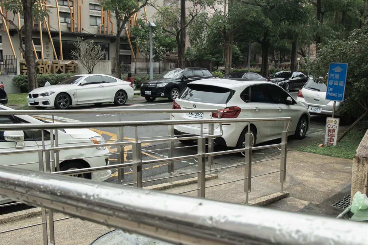 憩賢樓旁邊的無障礙坡道常因為汽車的停放，入口空間變得狹窄。（初聲／政大學聲提供）