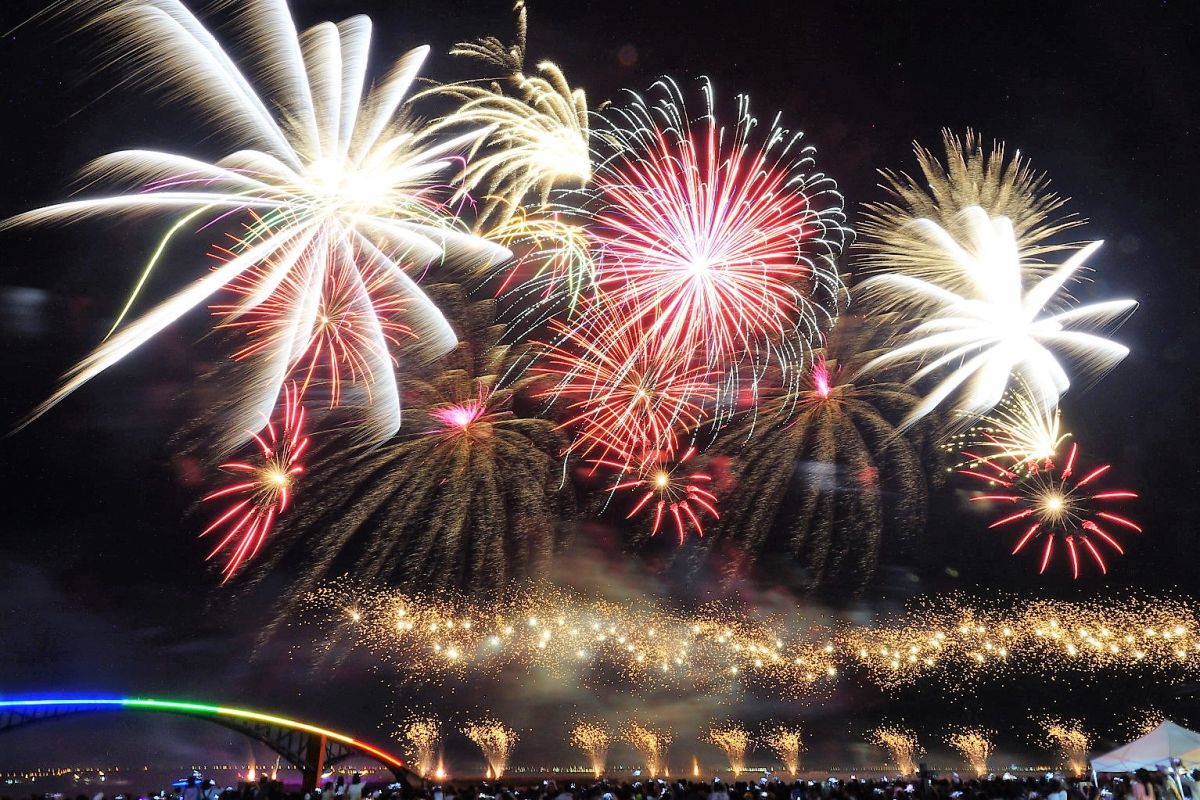 ▲花火節是澎湖這10幾年來最具代表性的國際觀光活動，每年都會吸引超過數十萬人次參與盛事。（圖／澎湖縣政府提供，2019.04.11）